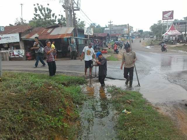 Dinas PU Kota Jambi mengeruk drainase